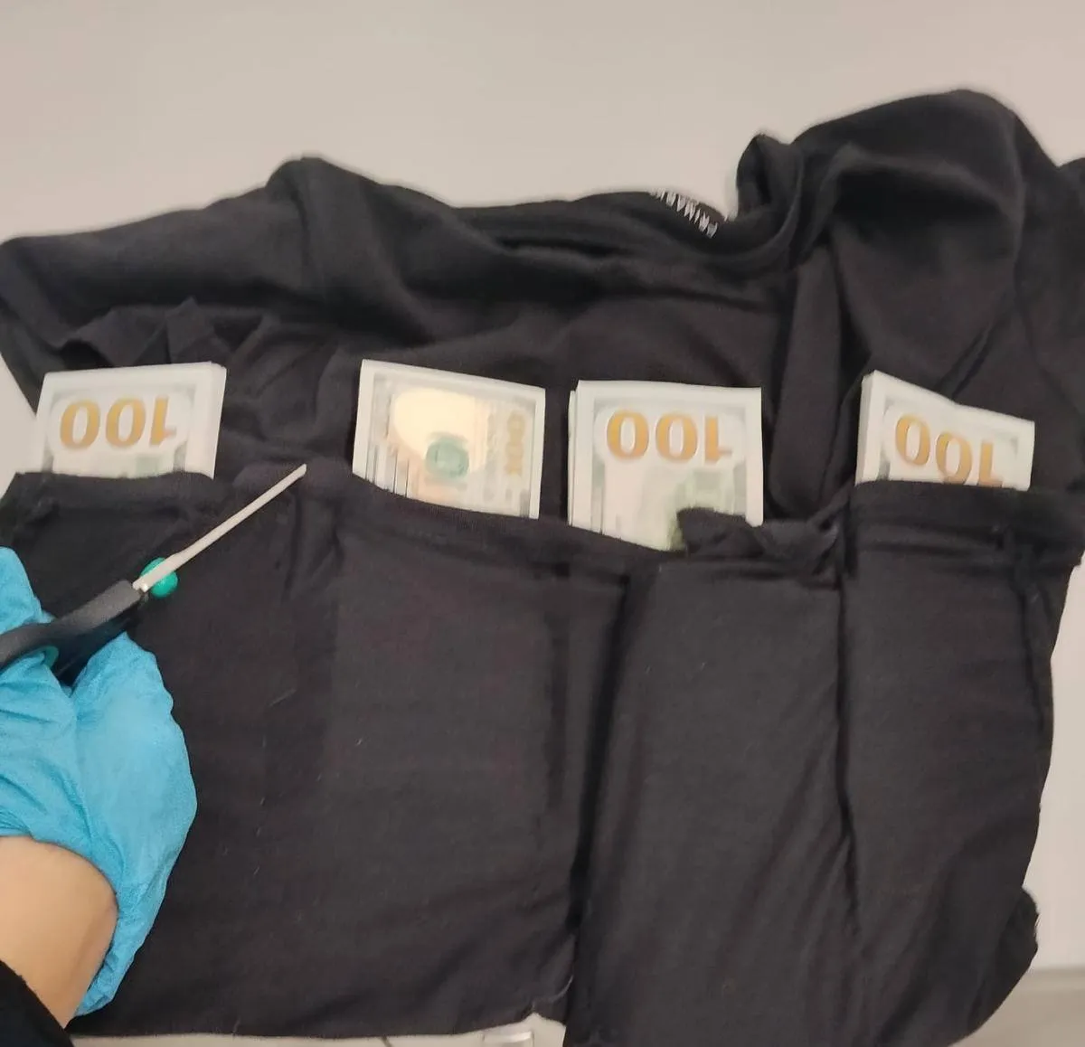 В аэропорту у пассажирки нашли $60 000 в потайных карманах