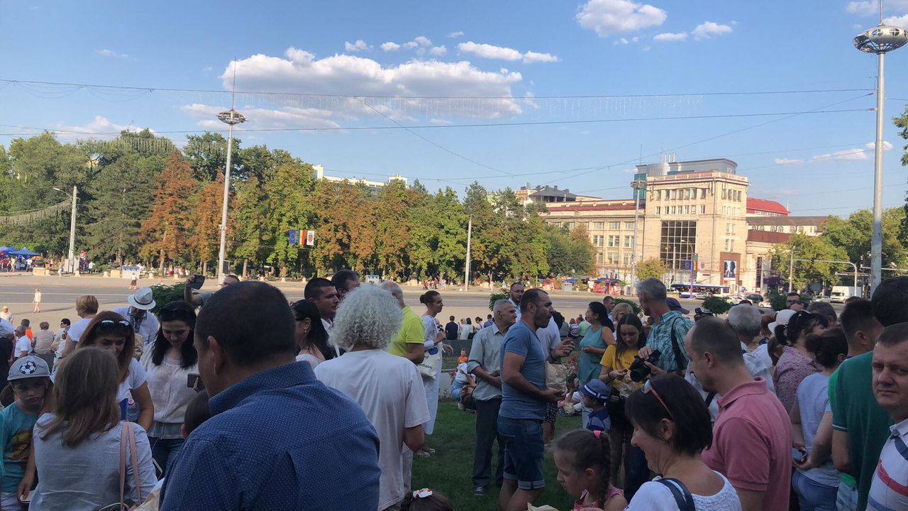 В День независимости Молдовы в центре столицы граждан угощали виноградом