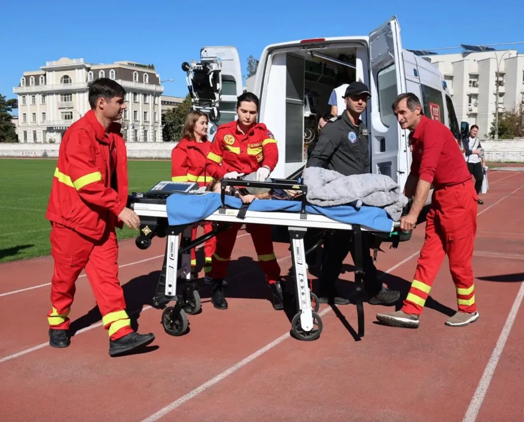 Un copil, transportat de un echipaj SMURD din Chișinău în România