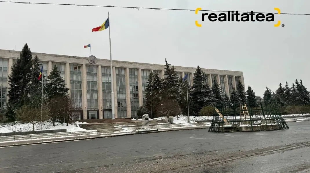 В центре Кишинева начали устанавливать главную елку