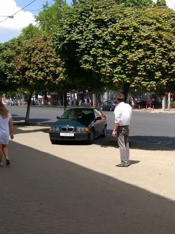 Chirtoacă, criticat din nou pentru că a circulat cu un automobil pe trotuar