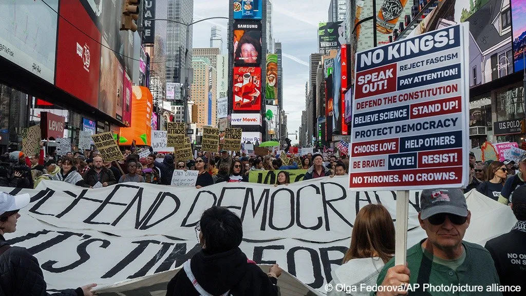 По всей территории США прошли протесты «Нет Королям» против политики Трампа