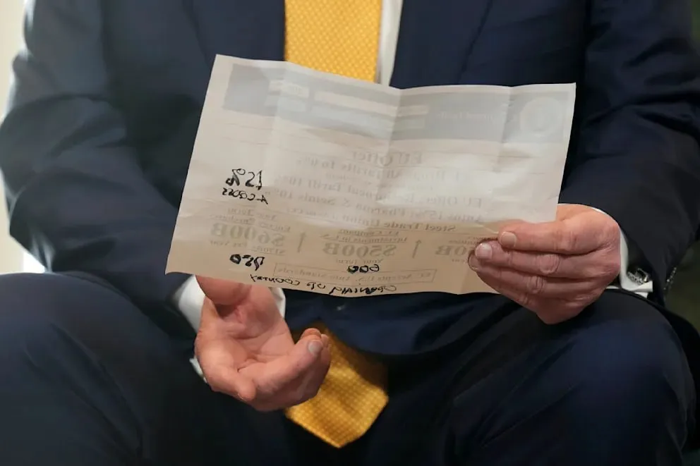 O notiță din mâna lui Trump a dezvăluit cursul negocierilor cu UE: A obținut mai mult decât oferea Europa