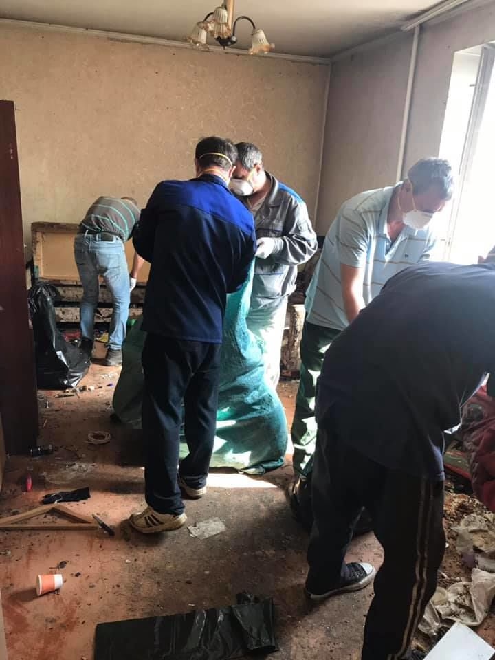Рабочие эвакуировали из столичной квартиры огромное количество мусора и хлама