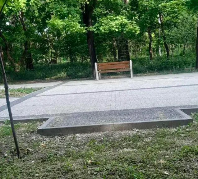 В парке на Буюканах вандалы переместили и повредили скамейки