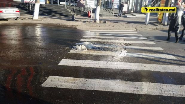 Bulevardul Decebal din capitală, inundat în urma unei scurgeri la apeduct