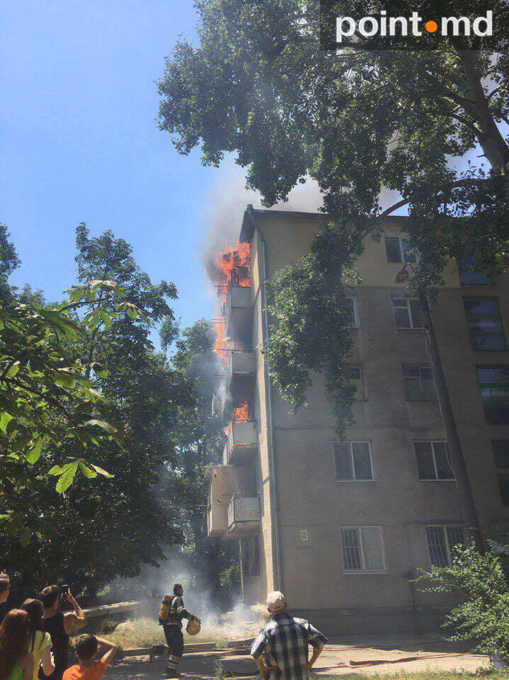 Пожар охватил жилой дом в городке у аэропорта Кишинева