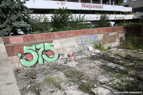 Фонтаны перед гостиницей Național очищены, но чистыми не стали