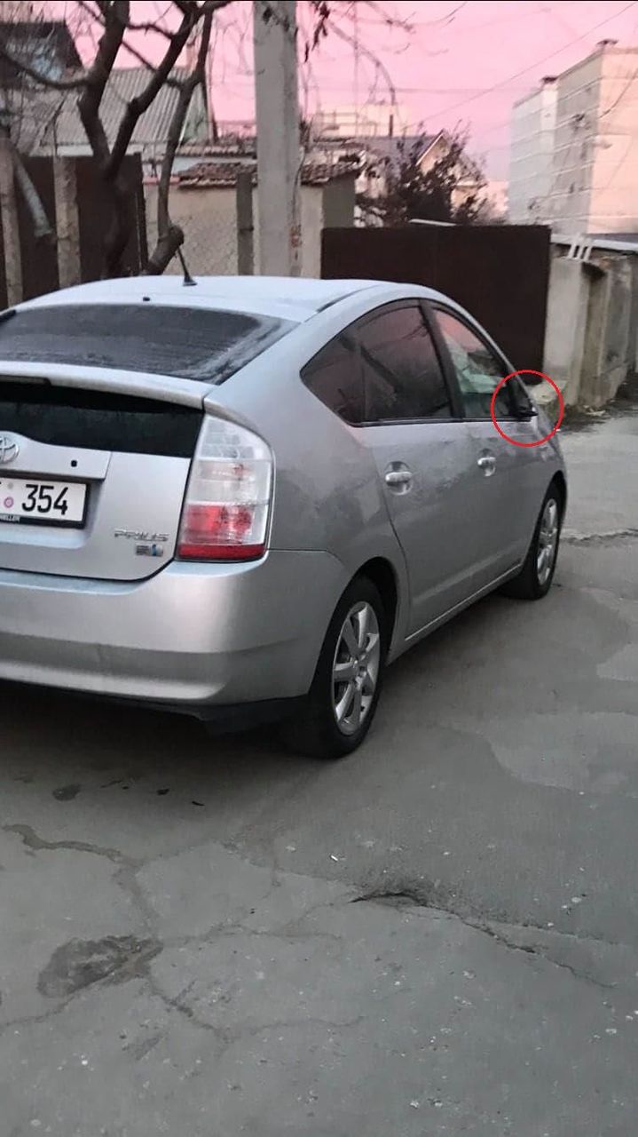 В столице неизвестный оставил без зеркал заднего вида 6 автомобилей