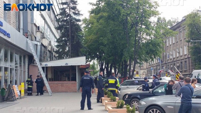 В центре Кишинева пришлось снимать с крыши неадекватную женщину