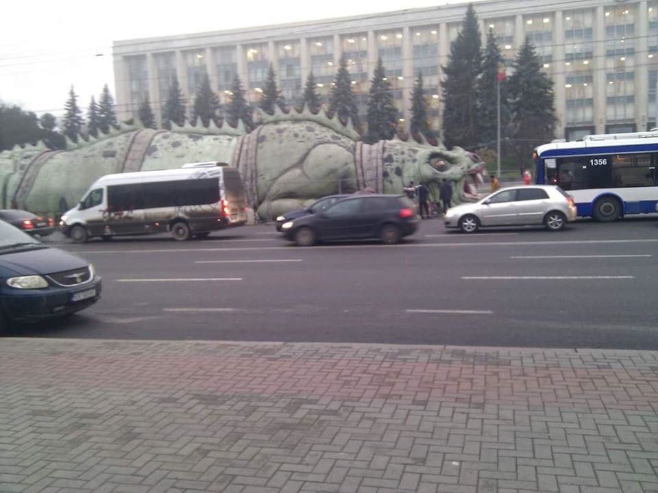 На центральной площади рядом с елкой установили гигантскую рептилию
