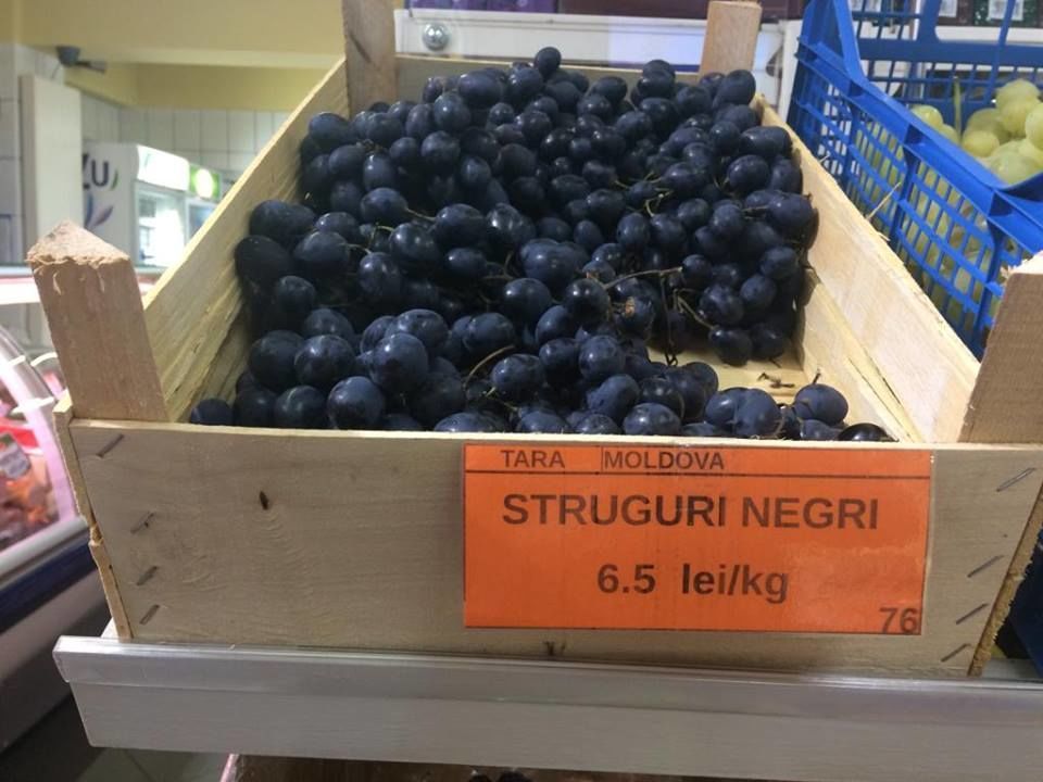 Один килограмм винограда стоит 140 рублей. Виноград на рынке. Магнит виноград Молдова. Сорта винограда в магазинах магнит. Продам виноград.