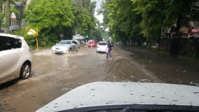 Кратковременный дождь вновь затопил улицы Кишинева
