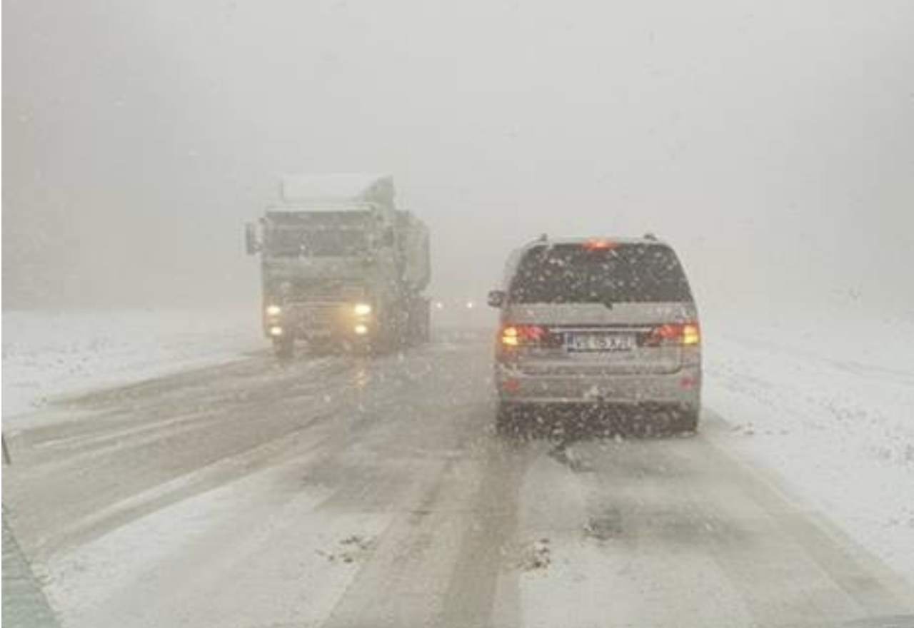 Движение на национальных трассах затруднено из-за снегопада