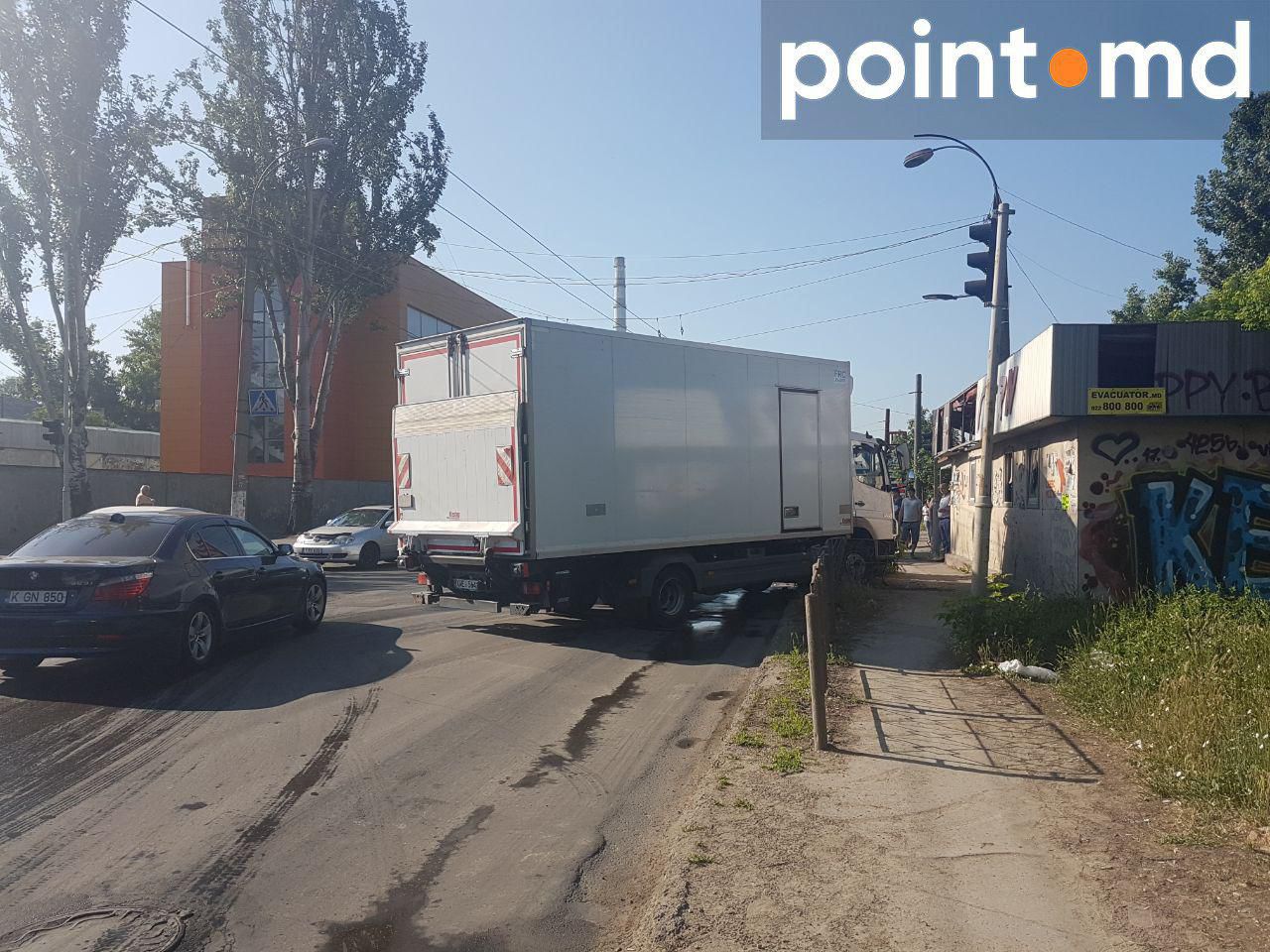 Большие пробки образовались на Рышкановке из-за ДТП с участием грузовика