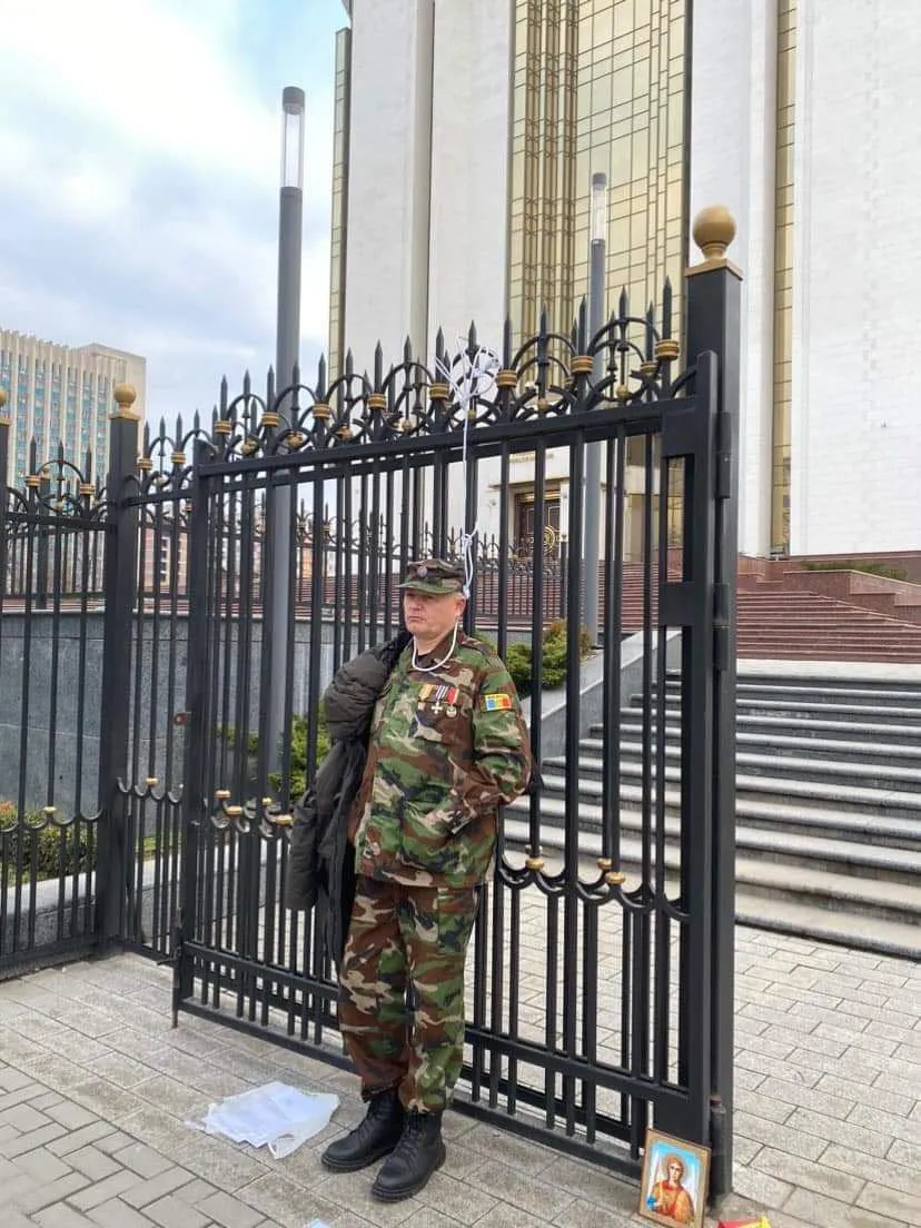 Ветеран войны на Днестре привязал себя петлей к ограде президентуры
