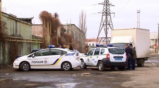 В Одессе рабочие закрыли вход на завод и не пускают налоговиков