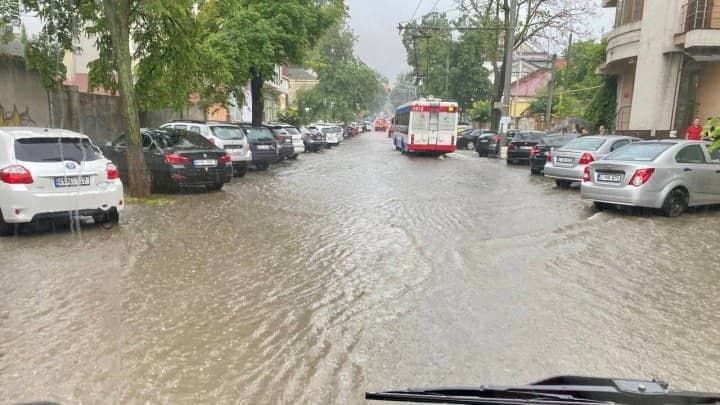 В столице затоплен ряд улиц: на некоторых не ходит общественный транспорт