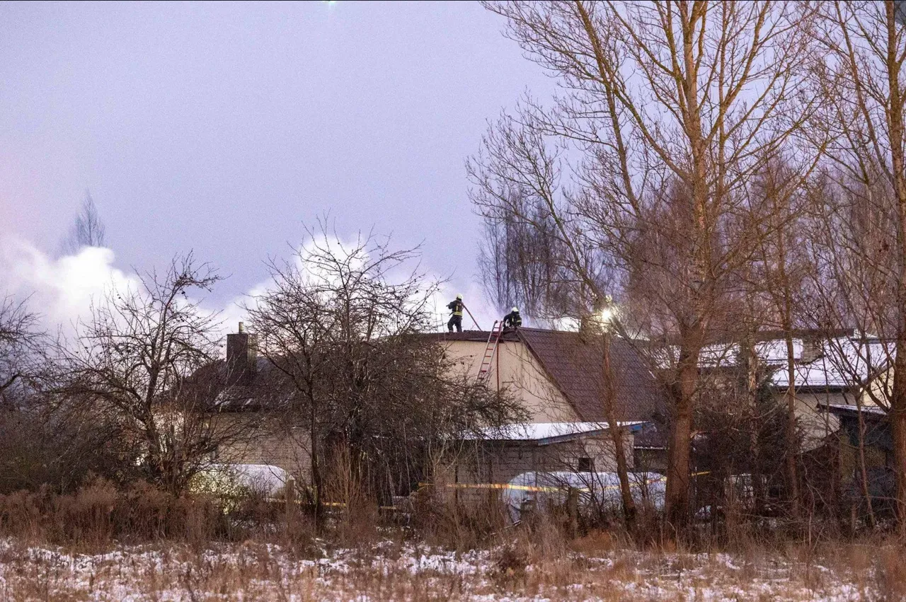 Un avion de marfă s-a prăbușit pe o clădire rezidențială cu două etaje la Vilnius