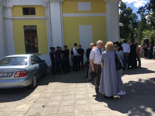 Десятки людей проводили в последний путь Теодора Цэрану, сына известного политолога