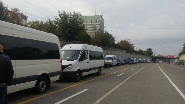 В центре Кишинева в знак протеста припарковали десятки микроавтобусов