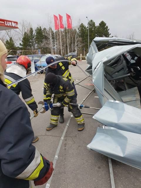 Пожарные разблокировали автомобили, на которые упала крыша АЗС