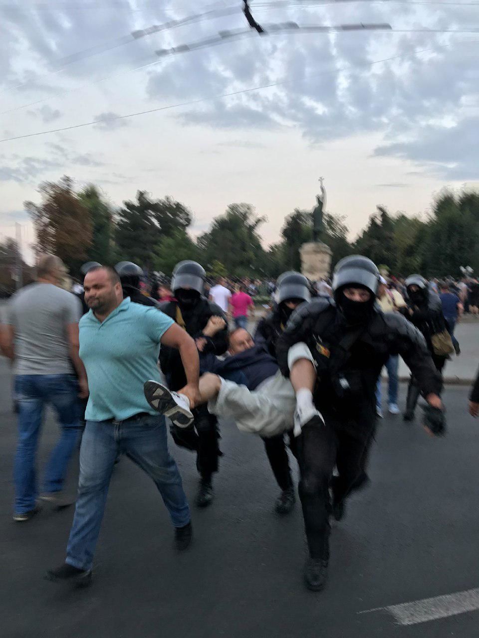 Полиция силой эвакуировала протестующих у памятника Штефану чел Маре