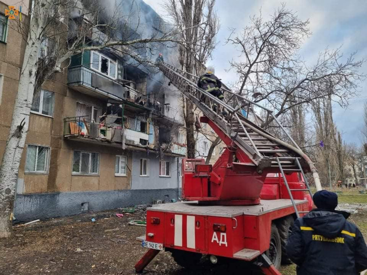 Из-за обстрелов в Николаеве возникли восемь пожаров в жилых районах: погибли 4 человека
