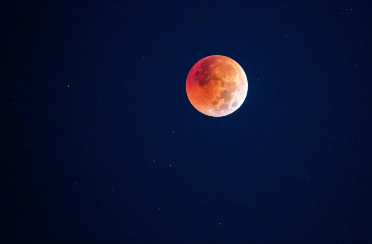 Imagini spectaculoase: Luna a devenit roșie datorită unei eclipse totale