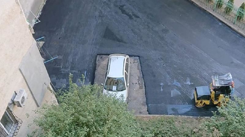 В Кишиневе дороги асфальтируют вокруг припаркованных автомобилей
