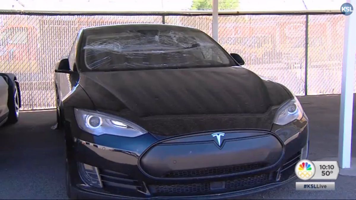 Tesla без водителя завелся и попал в аварию