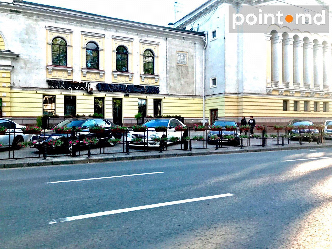Перед столичным кинотеатром Patria вновь паркуются автомобили
