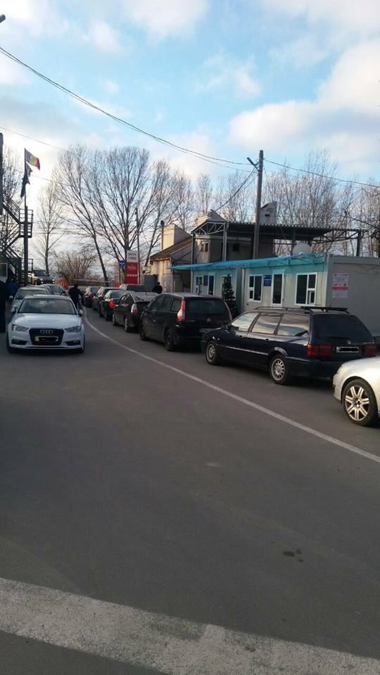Ha двух КПП на границе с Украиной образовались большие очереди