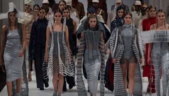 Гости Mercedes-Benz Fashion Week Russia хором пели с Бузовой