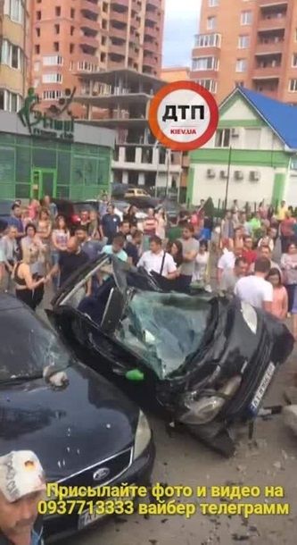 Под Киевом BMW снес остановку и разбил несколько машин
