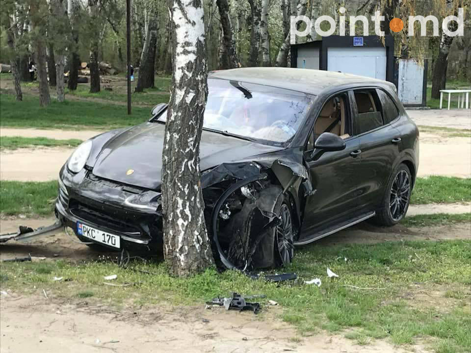 В парке на Скулянке Porsche Cayenne врезался в дерево
