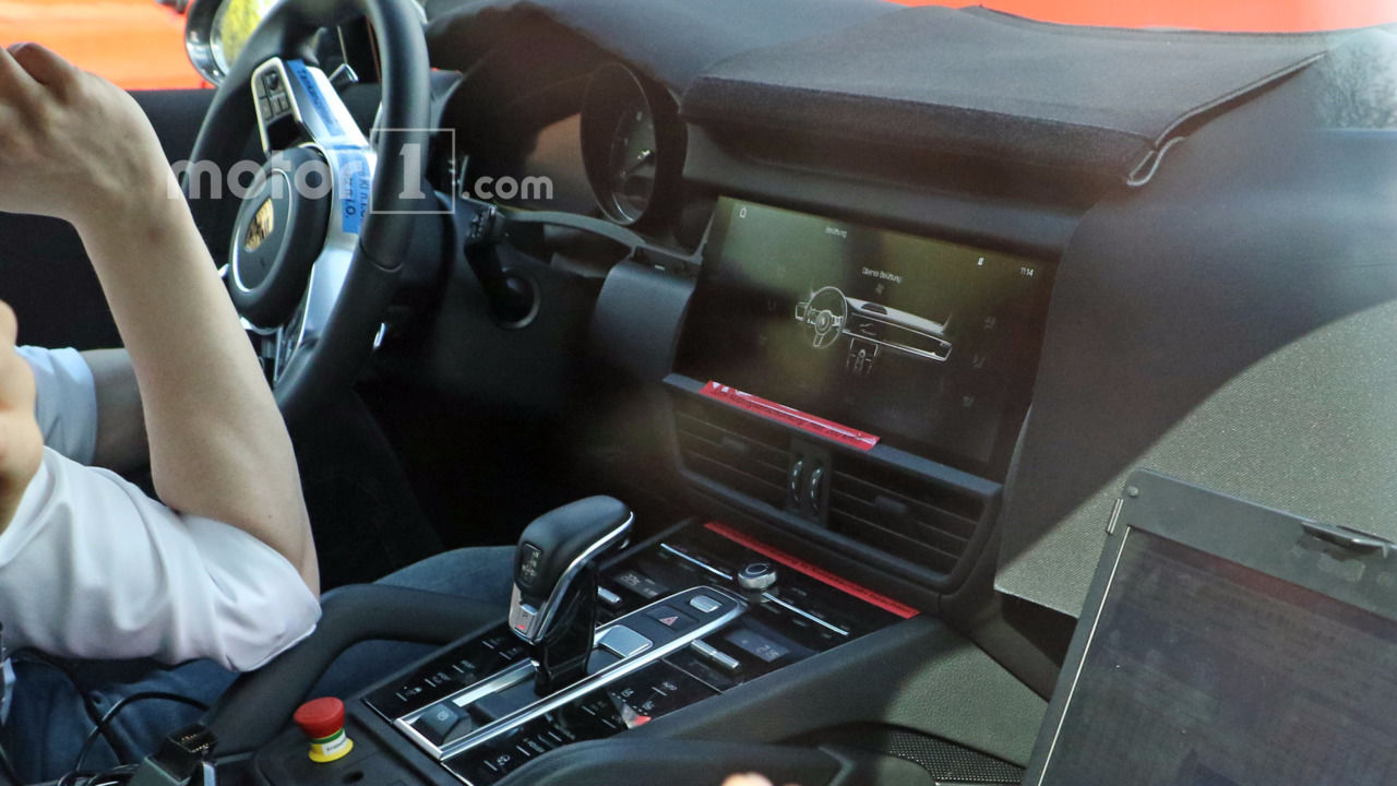 Опубликованы первые фотографии салона Porsche Cayenne нового поколения