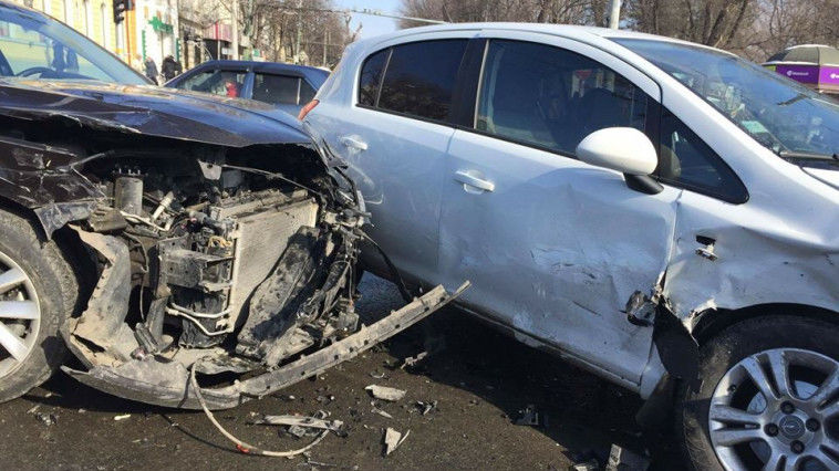Patru maşini s-au ciocnit lângă monumentul lui Ștefan cel Mare
