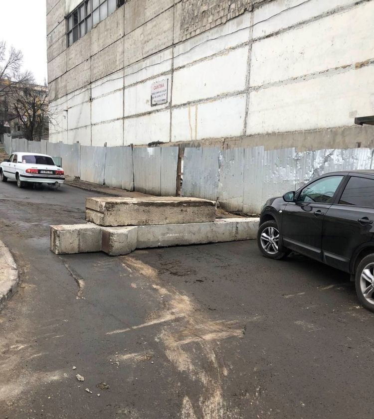 Мэрия просит найти тех, кто разблокировал столичную улицу