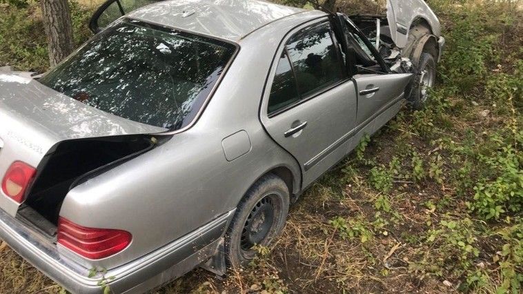 В Страшенском районе Mercedes влетел в дерево, один человек госпитализирован