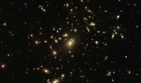 Un roi de galaxii care distorsionează spaţiul şi timpul, surprins de NASA