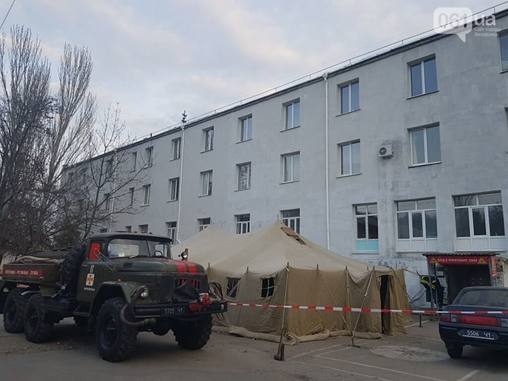 Больных COVID-19 на Украине будут принимать в палатках возле больниц
