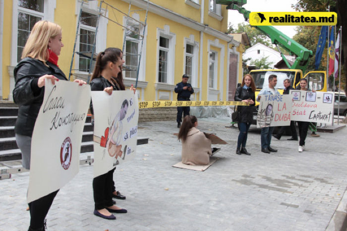 Коммунисты протестовали у конституционного суда с фотографиями членов КС