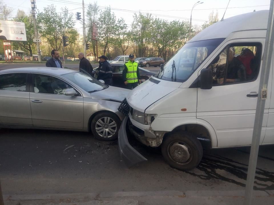 В Кишиневе три человека пострадали в ДТП с участием маршрутки