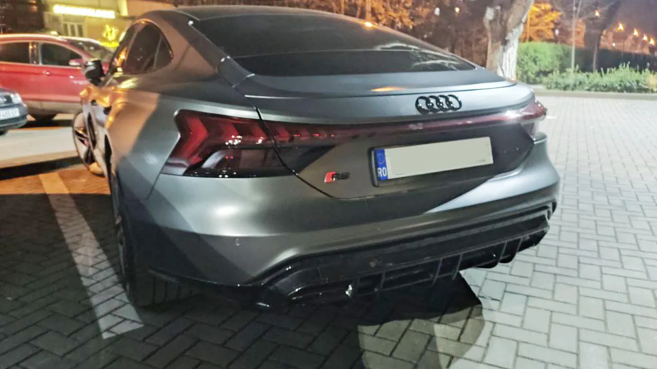 В Кишиневе столкнулись электромобиль Audi e-tron GT и Lexus