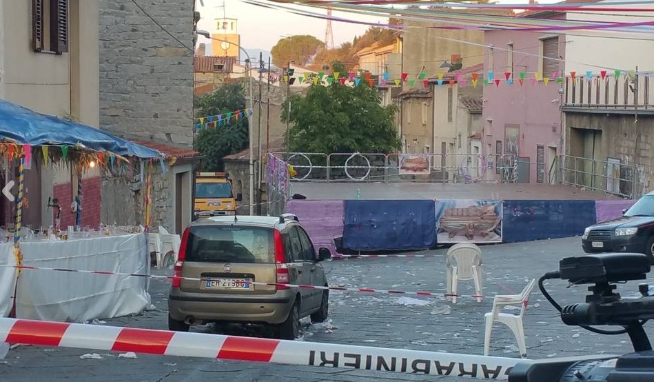 В Италии мужчина на автомобиле въехал в толпу людей, пострадали 25 человек