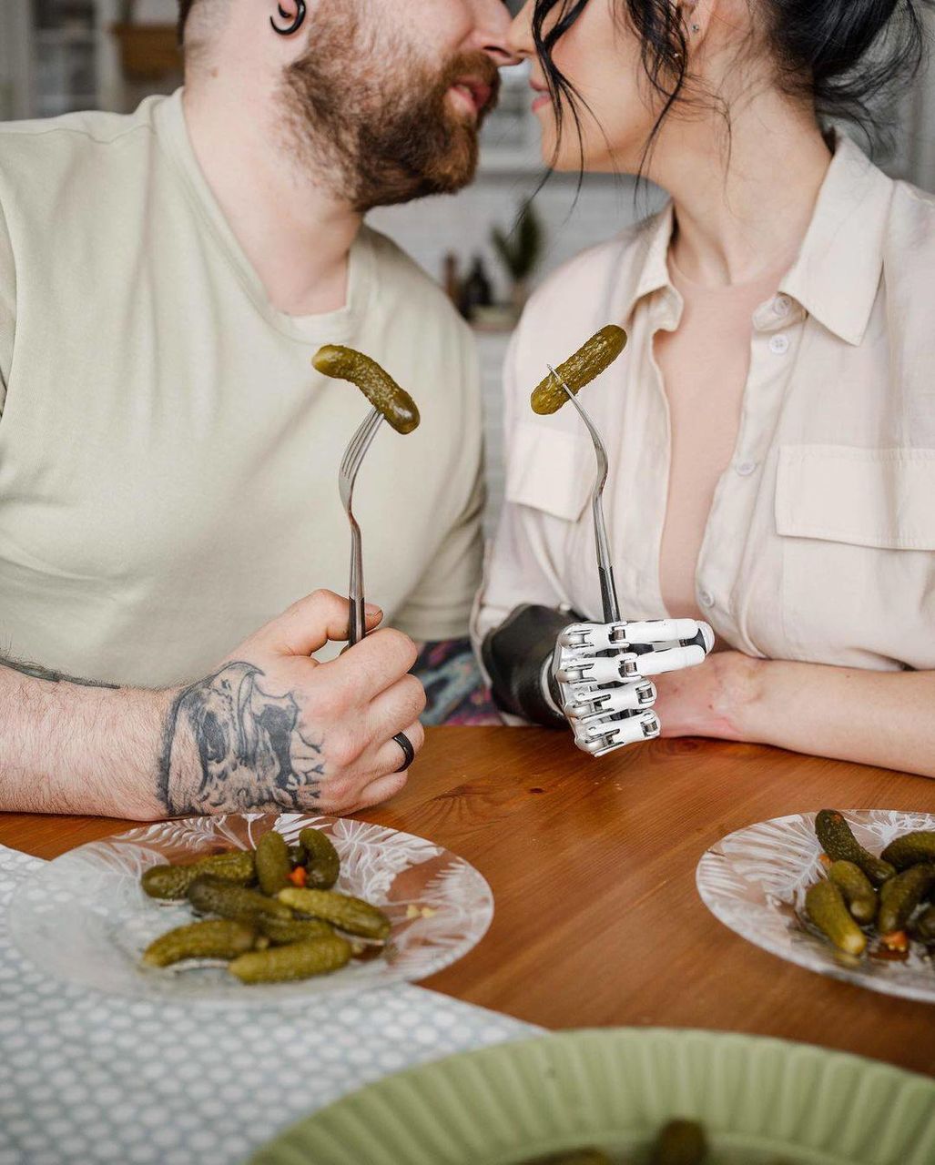 Телеведущая, которой бывший муж отрубил кисти рук, ждет третьего ребенка