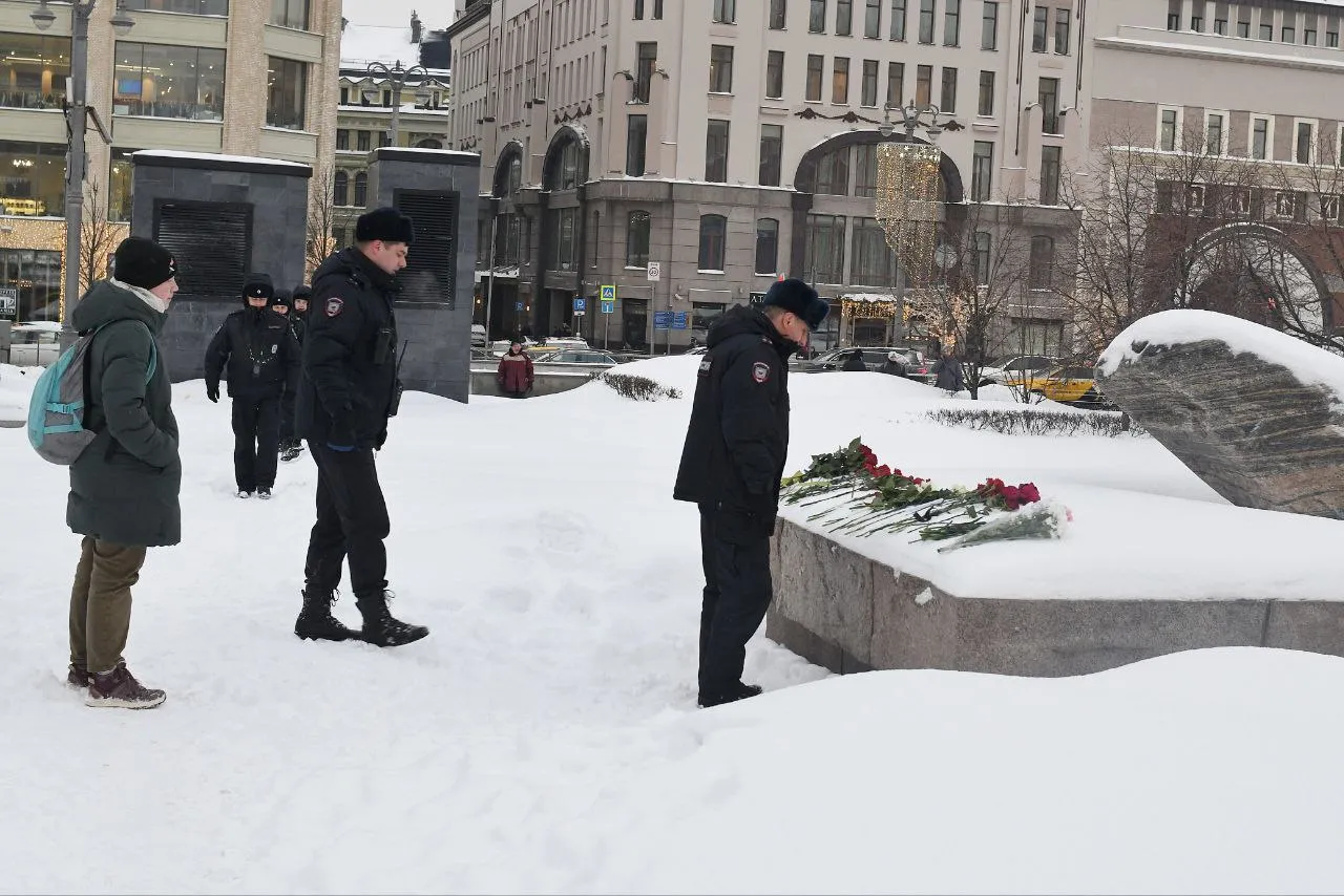 В городах России проходят стихийные митинги памяти Навального
