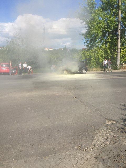 O mașină a luat foc din mers într-o intersecție din Capitală