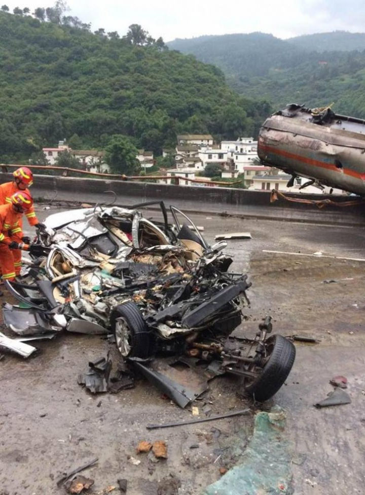 Accident cumplit! Cinci oameni au murit, după ce un autotren a lovit trei mașini